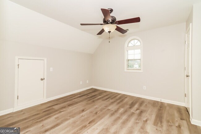 Building Photo - 1050 Cureton Dr