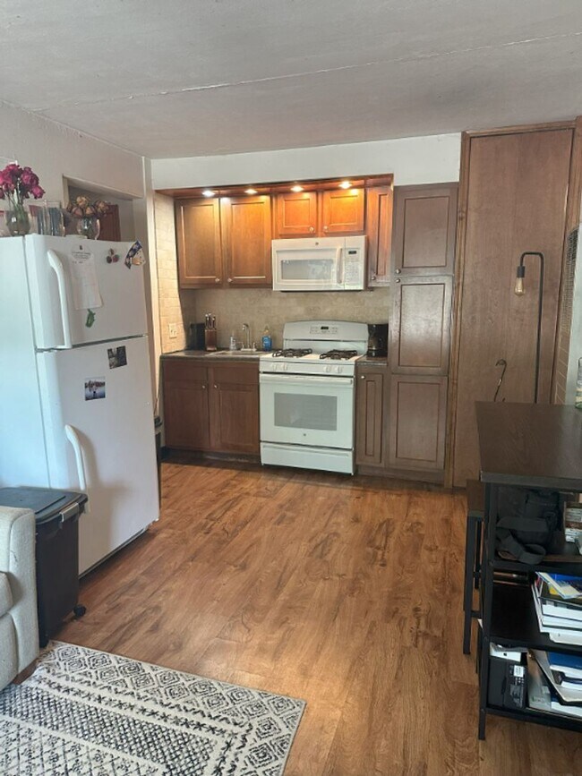 Building Photo - 1BR/1BA Main Level Unit Short Distance to ...