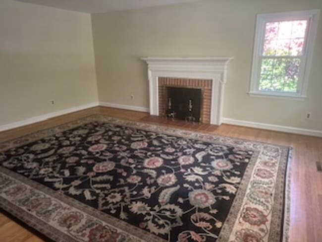 Building Photo - Lovely Colonial Home in Sharpley