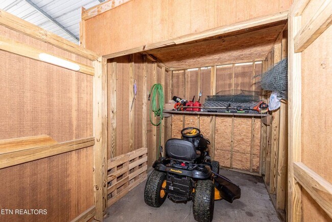 Building Photo - Maryville 37804 - 2 bedroom, 1 bath home w...
