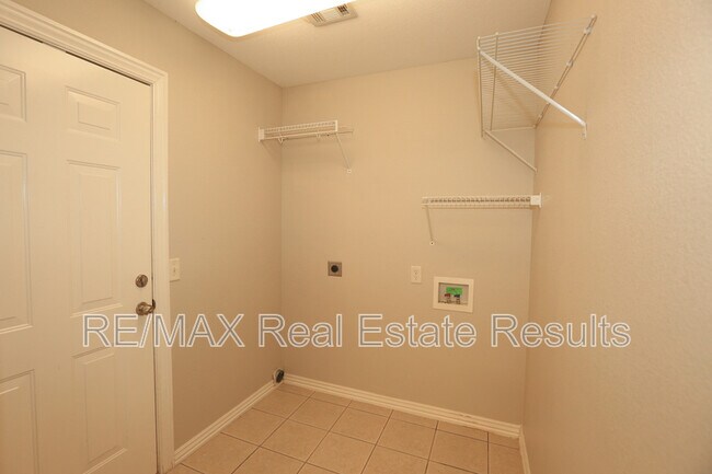 Building Photo - 1202 SW Cabriolet St