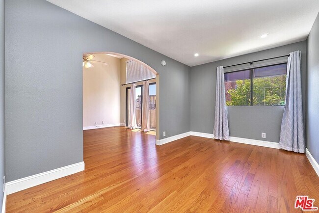Building Photo - 326 S Manhattan Pl
