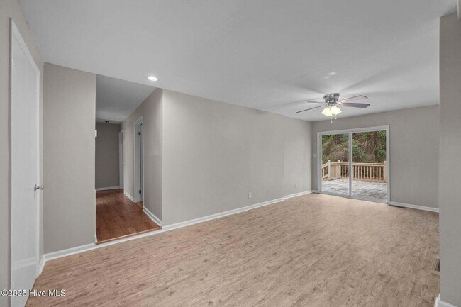 Building Photo - "Charming 4-Bedroom Home with 2 Full Baths on Murrill Hill Road – Your Perfect Jacksonville Retre...