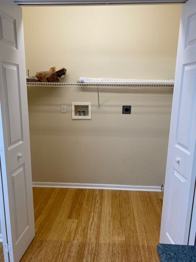Building Photo - North AVL - Spacious 2/2 Apartment