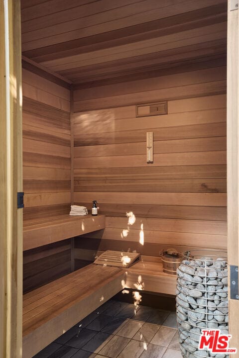 Building Photo - 2496 Mandeville Canyon Rd