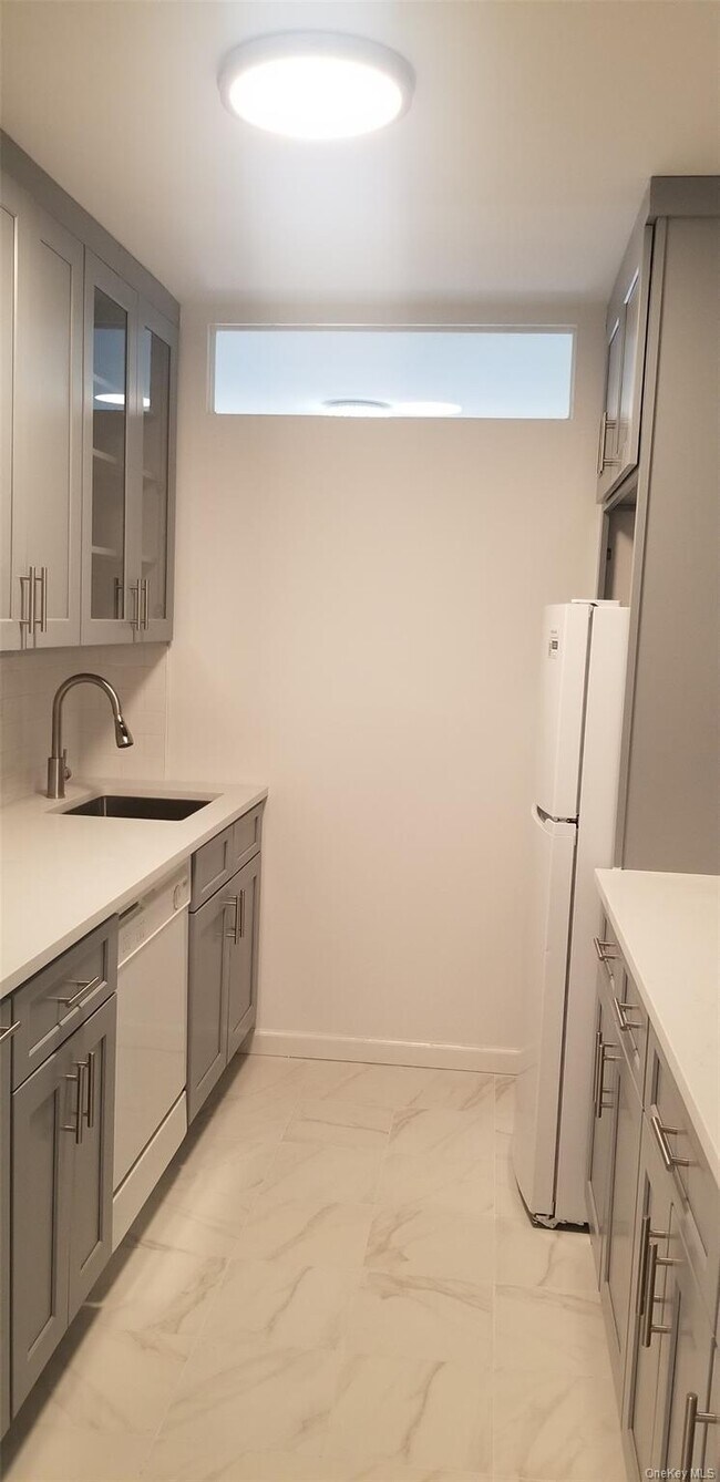 Building Photo - 740 E Broadway