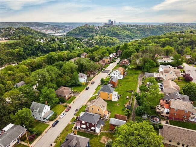 Building Photo - 1227 Denisonview St