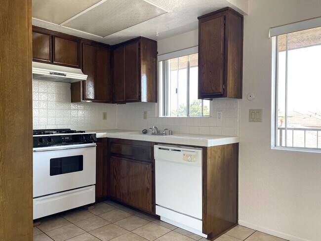 Building Photo - 1042 W 9th St