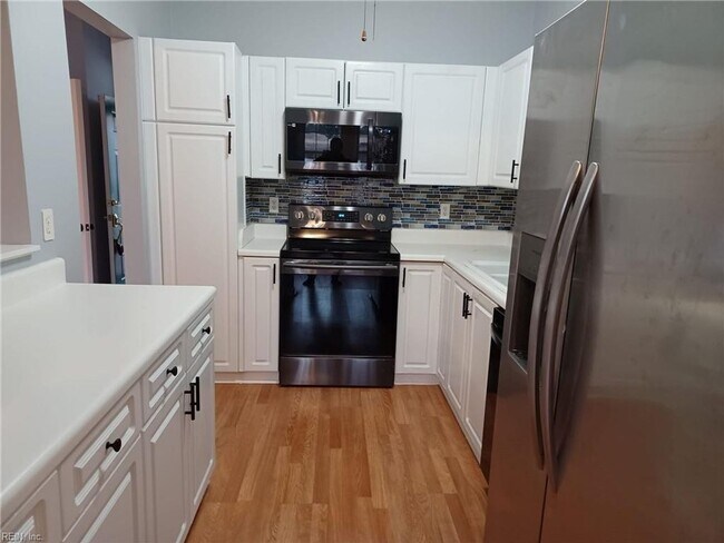 Building Photo - 1332 Lake Dr