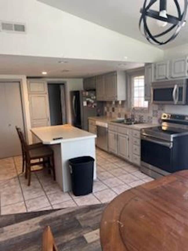 Building Photo - Hutchinson Rental