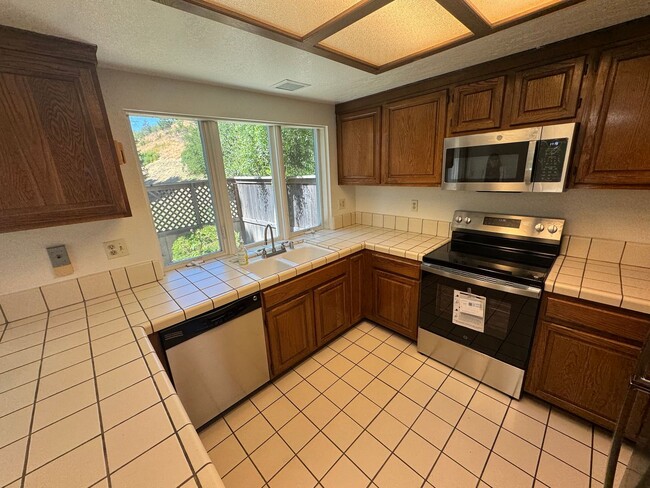Building Photo - Charming and Serene 3BD/2.5BA Duet In Desi...