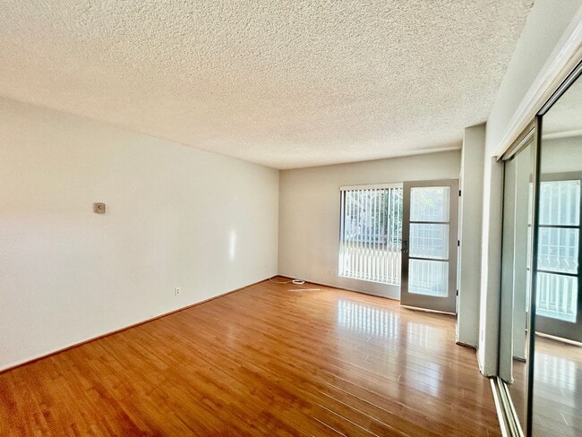 Building Photo - Fox Hills 2 Bd Condo *$500.00 Off First Month's Rent!*