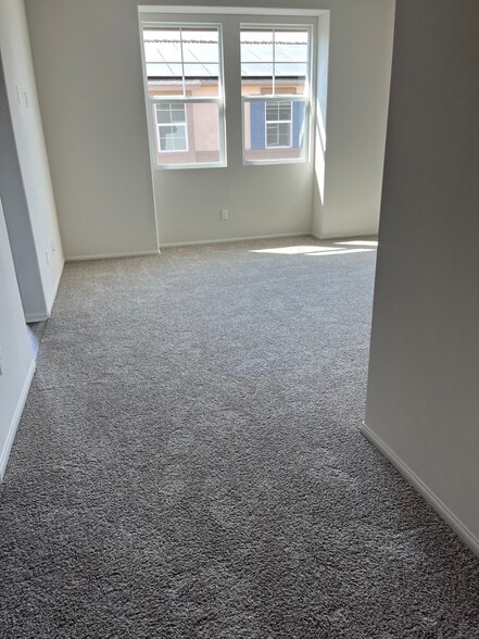 Building Photo - 28019 Oakdale Dr