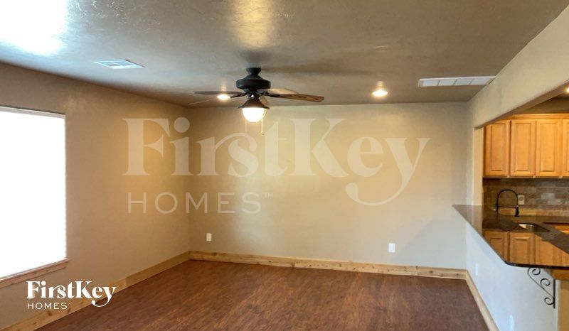 Building Photo - 613 S Avery Dr