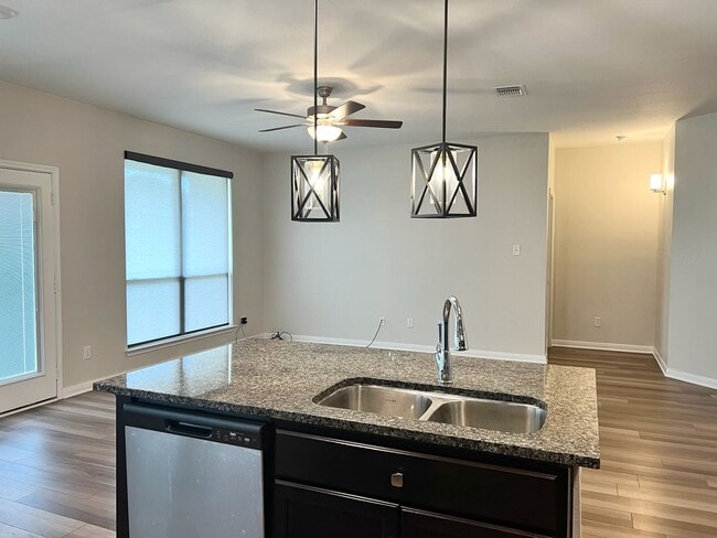 Building Photo - AVAILABLE NOW - Beautiful Temple Home