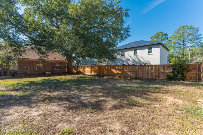 Building Photo - Quaint duplex!