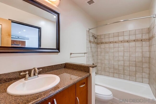 Building Photo - 2 bedroom downtown, 2 bath and 2 parking spaces.  View! (Solara Lofts)