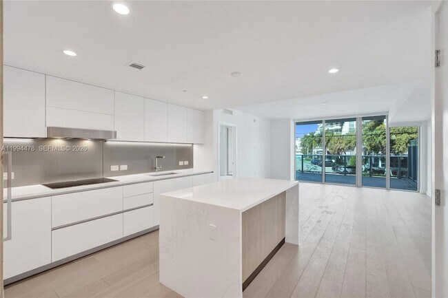 Building Photo - 9221 E Bay Harbor Dr