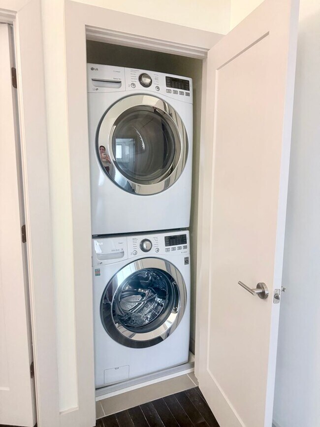 Building Photo - 3 bedroom/3.5 baths/ 12th S