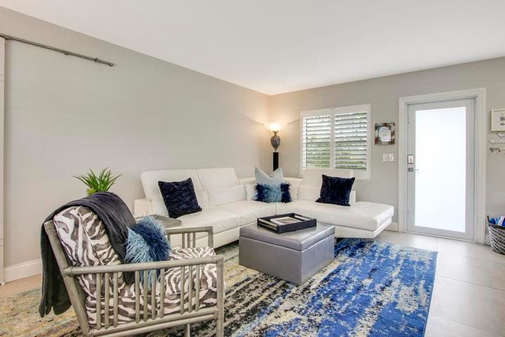 Building Photo - 100 Venetian Dr