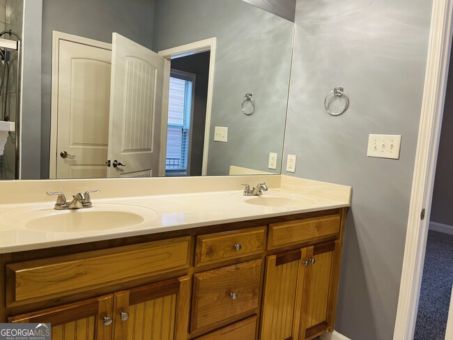 Building Photo - 5750 Crest Hill Dr NE
