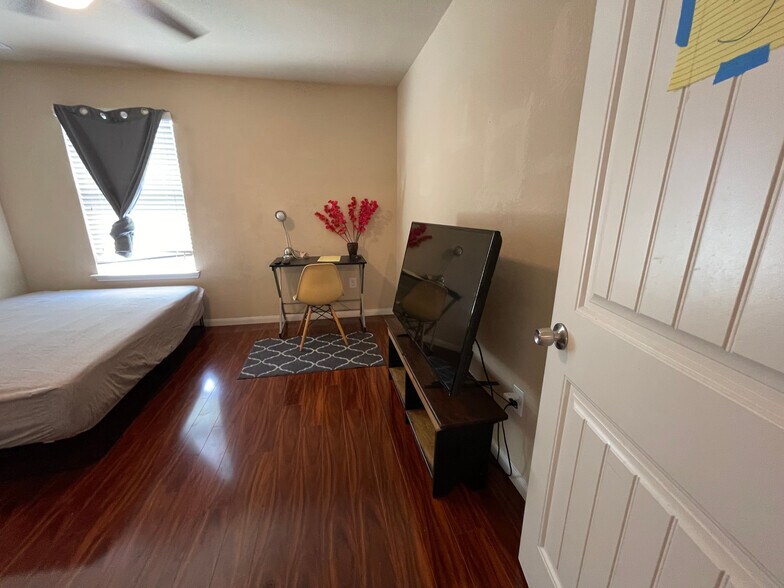 Building Photo - Room in House on Bettylou Ln