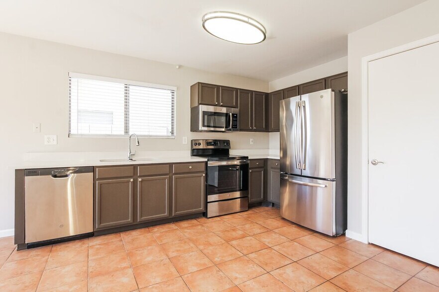 Building Photo - 11621 W Bloomfield Rd