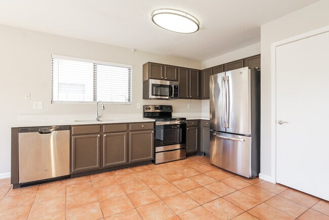 Building Photo - 11621 W Bloomfield Rd