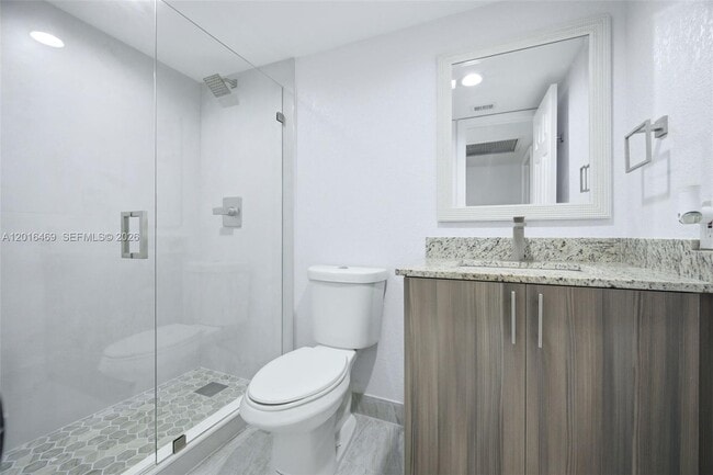 Building Photo - 10941 N Lakeview Dr