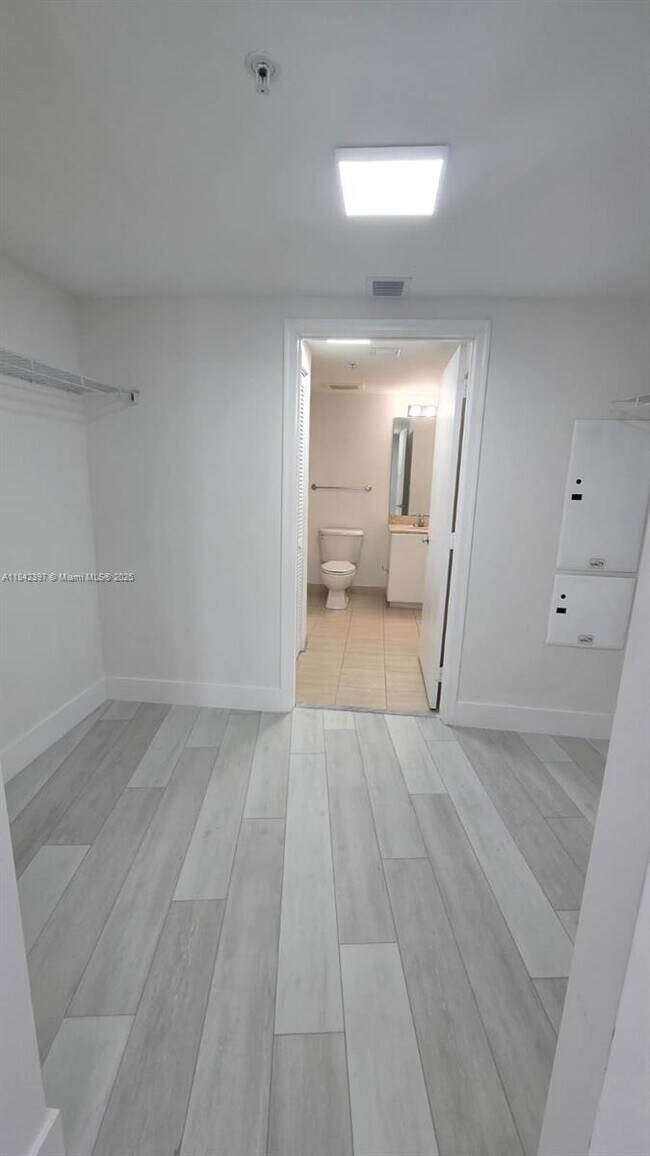 Building Photo - 1750 N Bayshore Dr