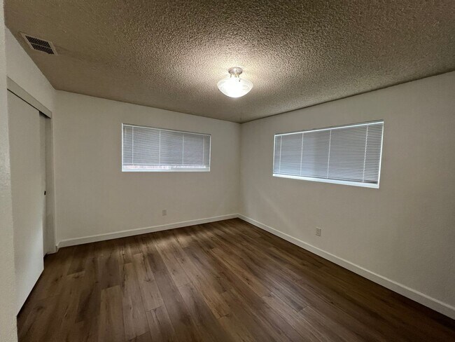 Building Photo - 470 Java St