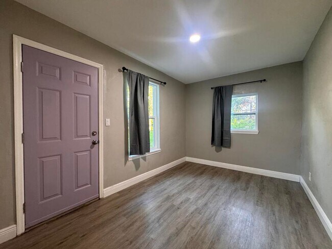 Building Photo - 3/2 with Bonus Room in South Daytona