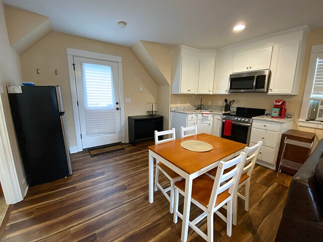 Building Photo - Furnished ADU in Multnomah Village on Quie...