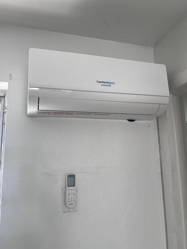 Building Photo - 598 Douglas Rd