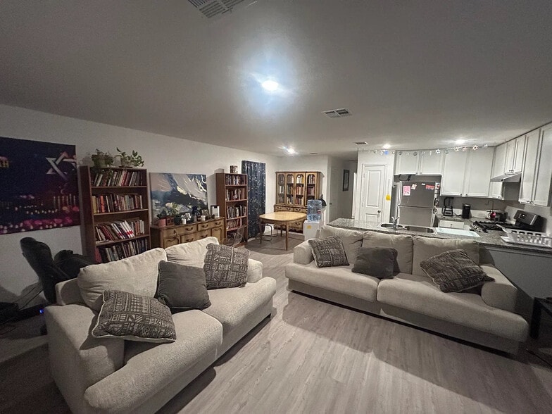 Building Photo - Room in House on Nube Medina