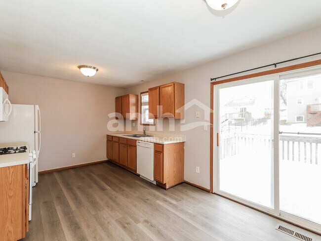 Building Photo - 3042 Bauer Dr