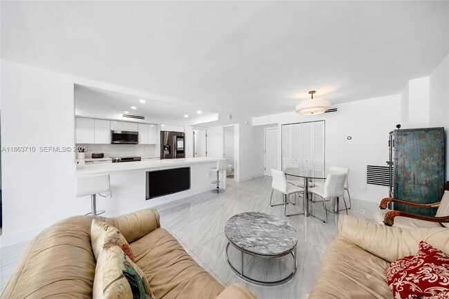 Building Photo - 2655 Collins Ave