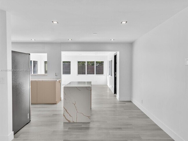 Building Photo - 2048 SW 37th Ave