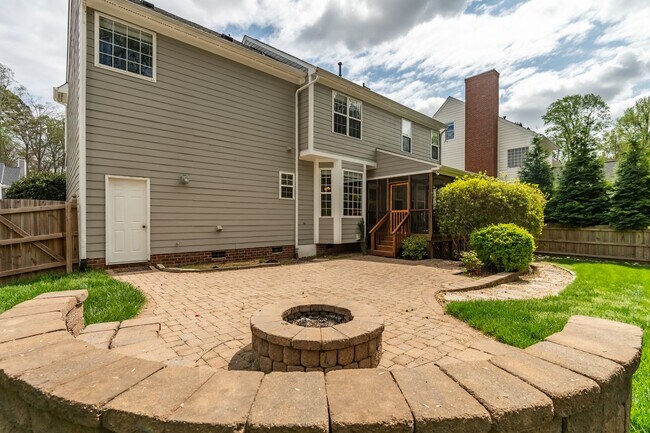 Building Photo - Spacious 5-Bedroom Home with Screened Porch and Office