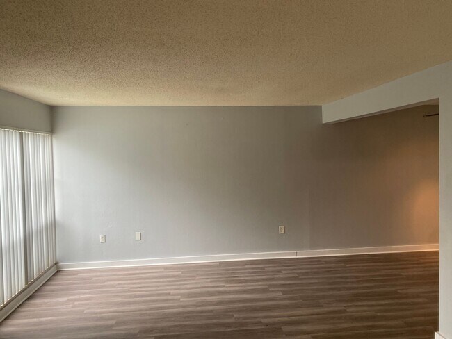 Building Photo - * MOVE IN SPECIAL * 1/2 OFF 2ND MONTH'S RENT!! Spacious 1,226 SF Unit - 2 bd / 2 ba near UF - Bra...