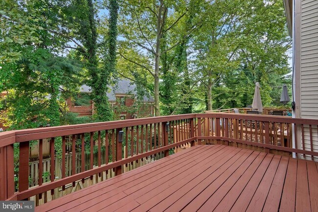 Building Photo - 18005 Sunset Lake Ct