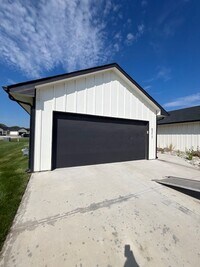 Building Photo - Beautiful 3-Bedroom Family Home for Rent i...