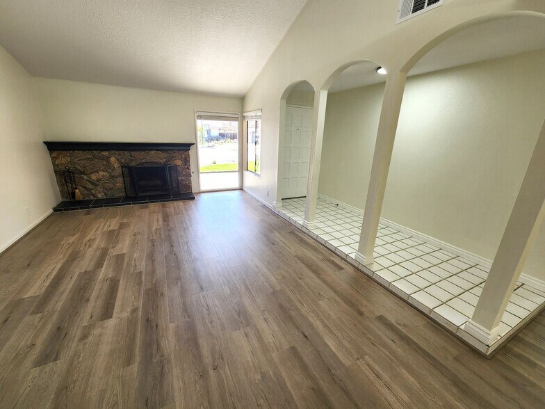 Building Photo - 80 N Lucas Ct