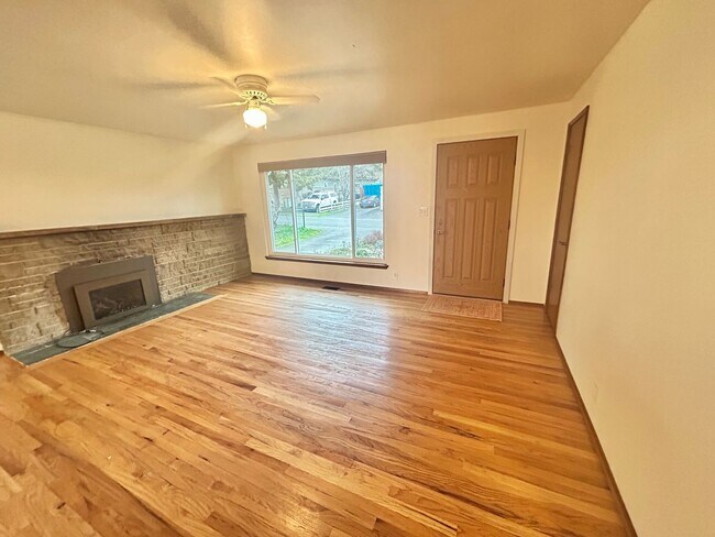 Building Photo - Beautiful Garden Entrance 4 bedroom home in Seattle, minutes away from major highways.