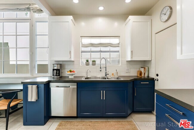 Building Photo - 1014 N Doheny Dr