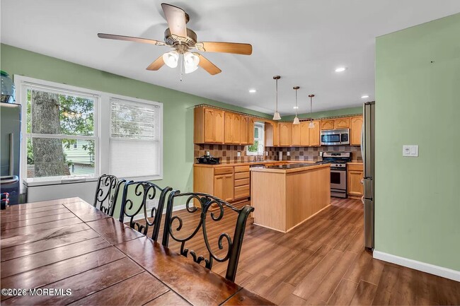 Building Photo - 518 River Dr