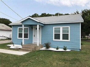 Building Photo - Unlock Your Next Door..3/2 Located Downtown Burleson