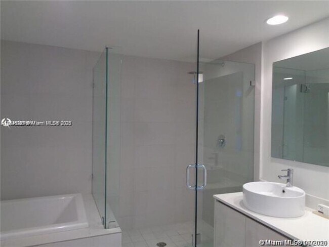 Building Photo - 2600 E Hallandale Beach Blvd