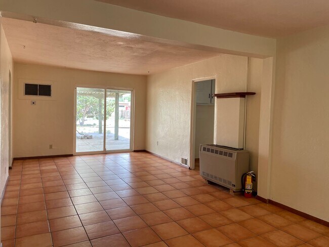 Building Photo - Bel-Air Neighborhood 2 Bed!