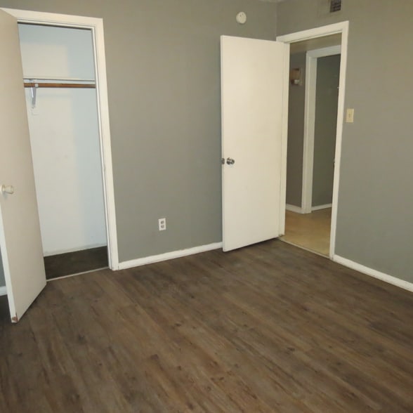 Building Photo - 2703 Poplar Cir